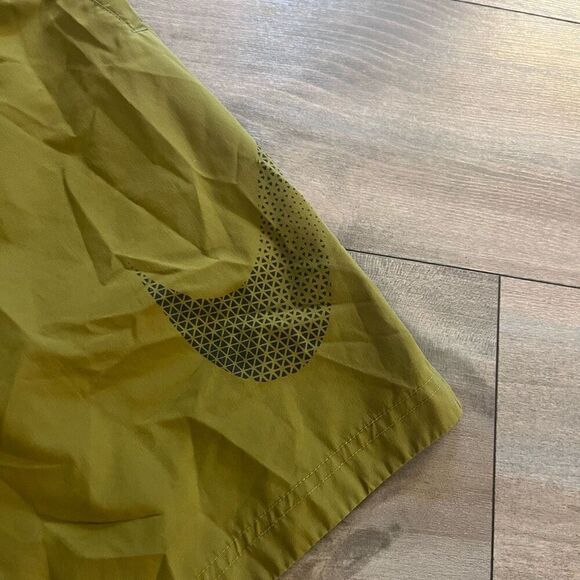 Nike Green Athletic Workout Shorts Men Large Bin H-100 - Picture 2 of 5